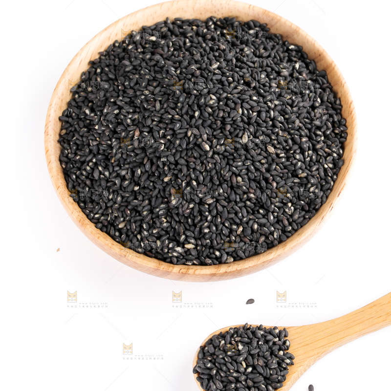 白底上放着一盘黑芝麻