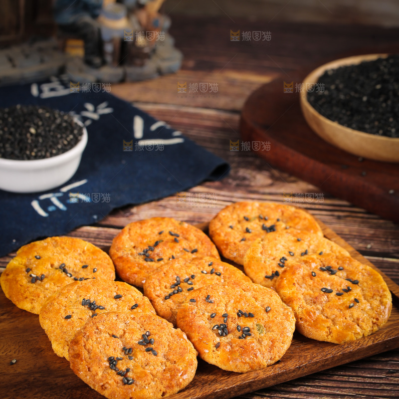 木底上放着鸡仔饼