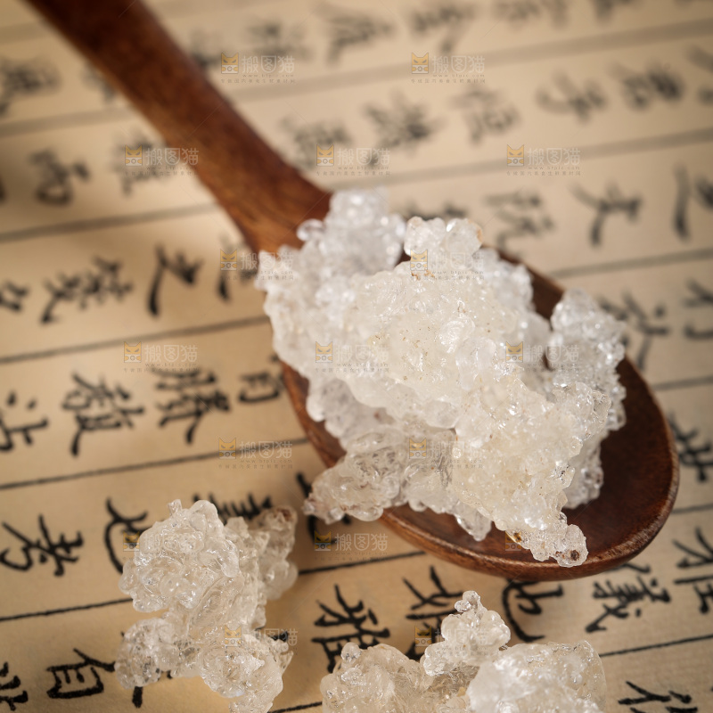 勺子上舀着拉丝雪燕
