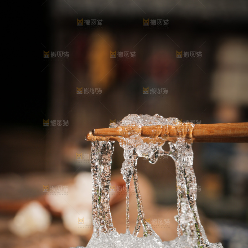 筷子上夹着拉丝雪燕