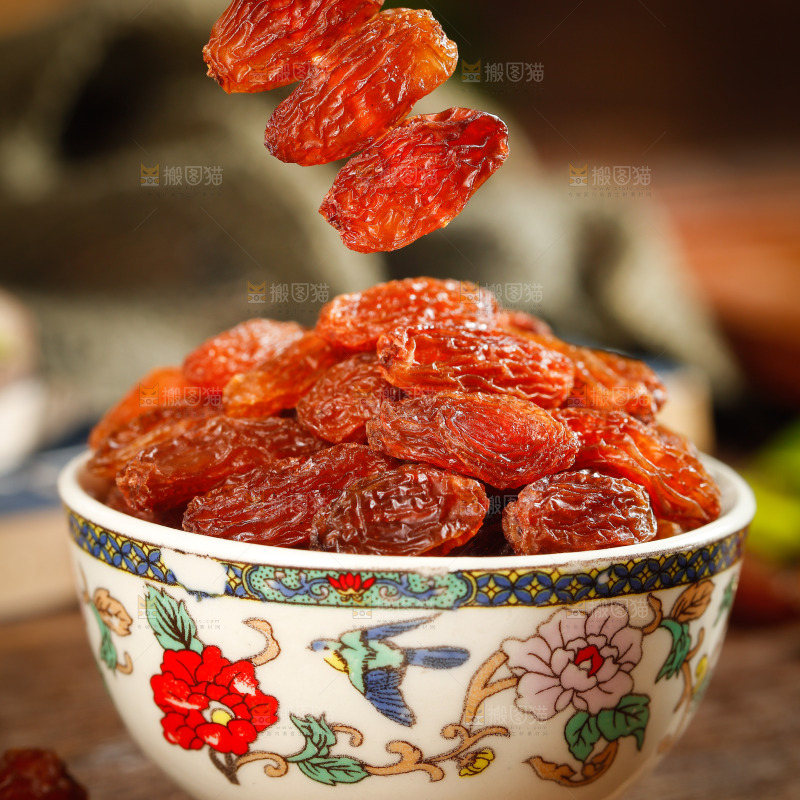 竹签上叉着红葡萄干