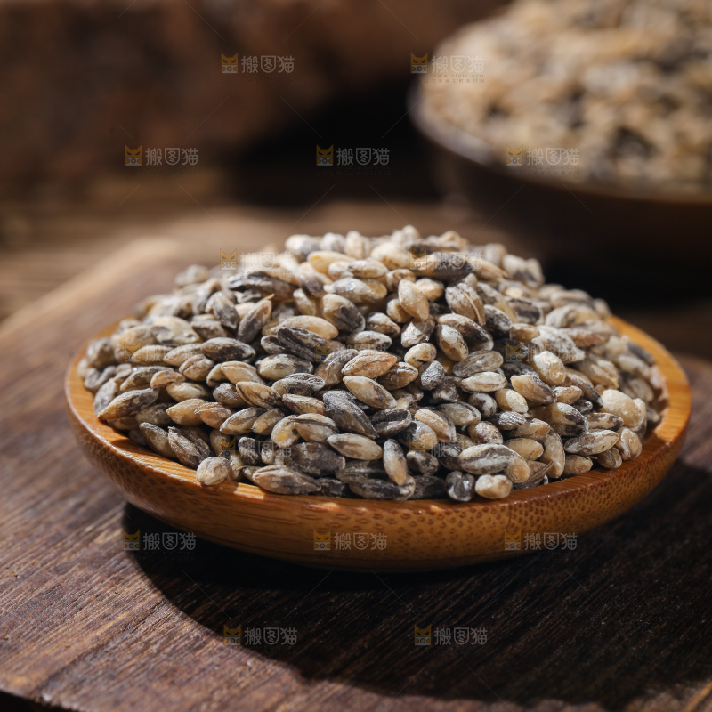 木板上放着一盘蓝青稞
