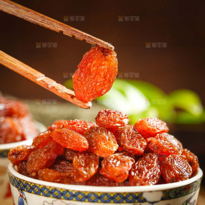 筷子上夹着红葡萄干