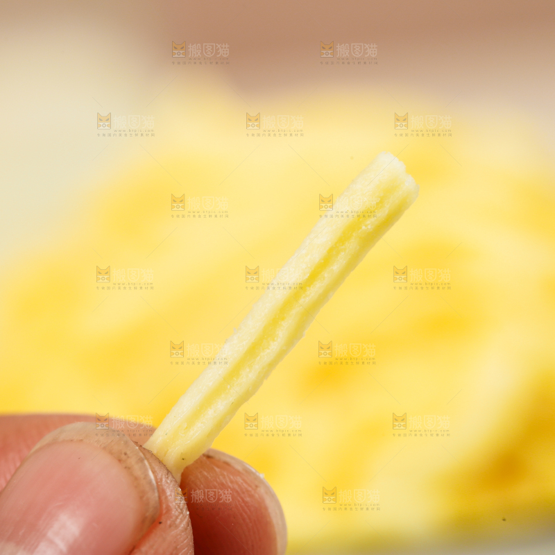手拿着芝士碎