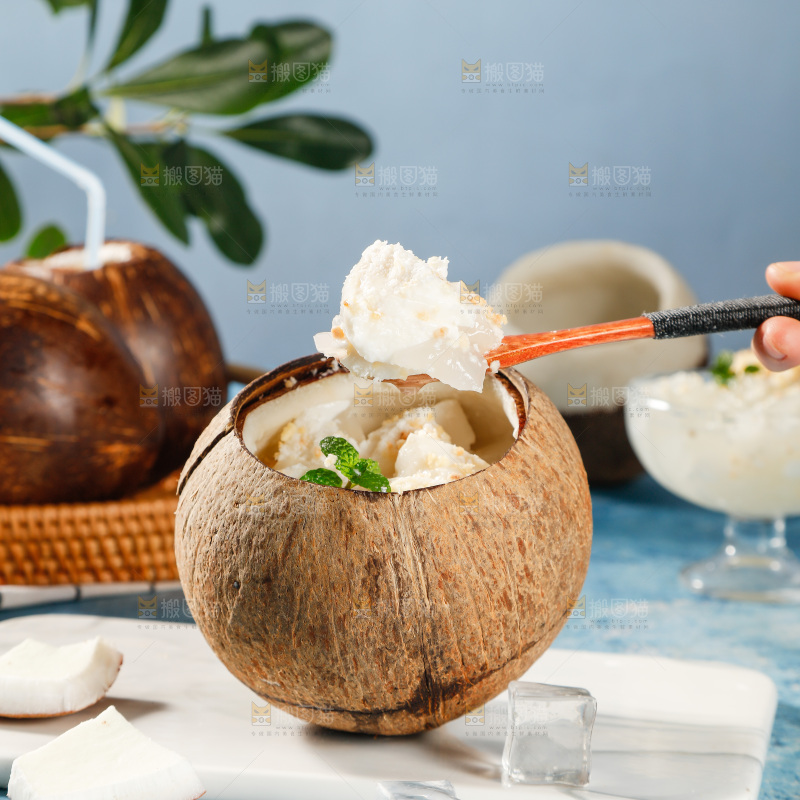 勺子上舀着椰子冻果肉
