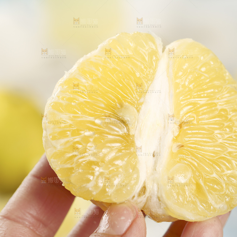 手里拿着贡柚果肉