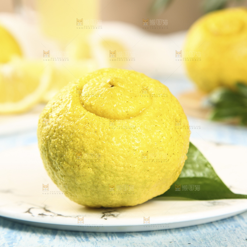 盘子里放着贡柚