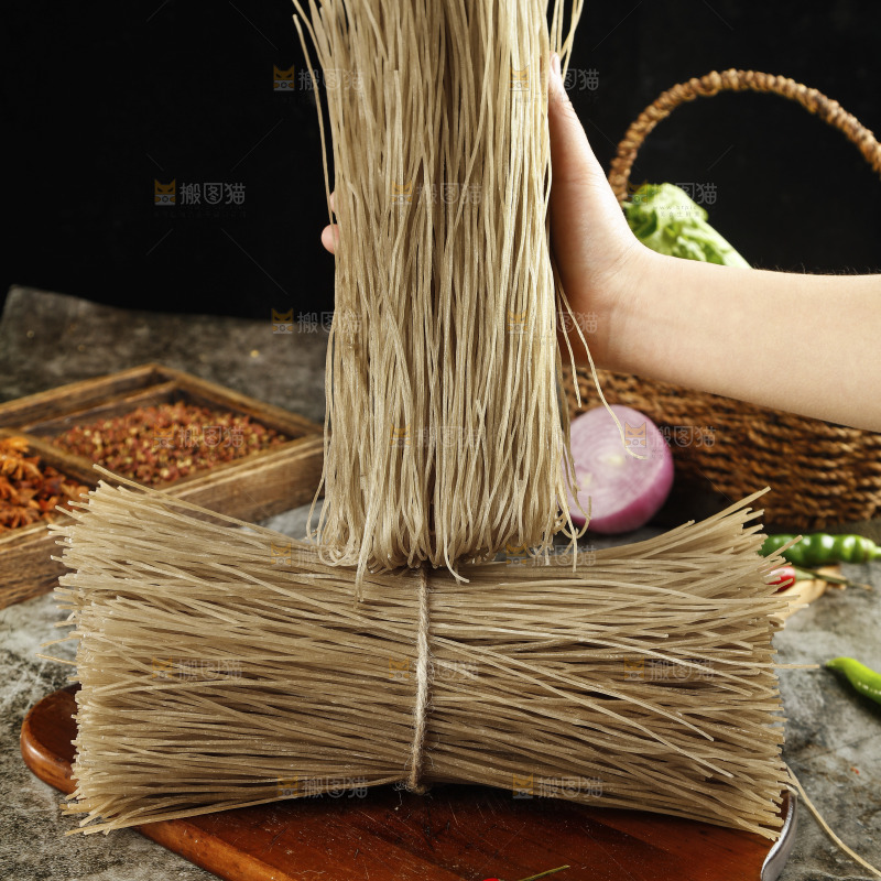 手里拿着红薯粉