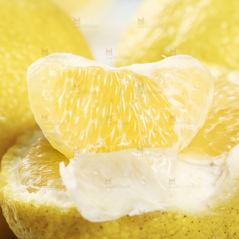 盘子里放着春香金柚