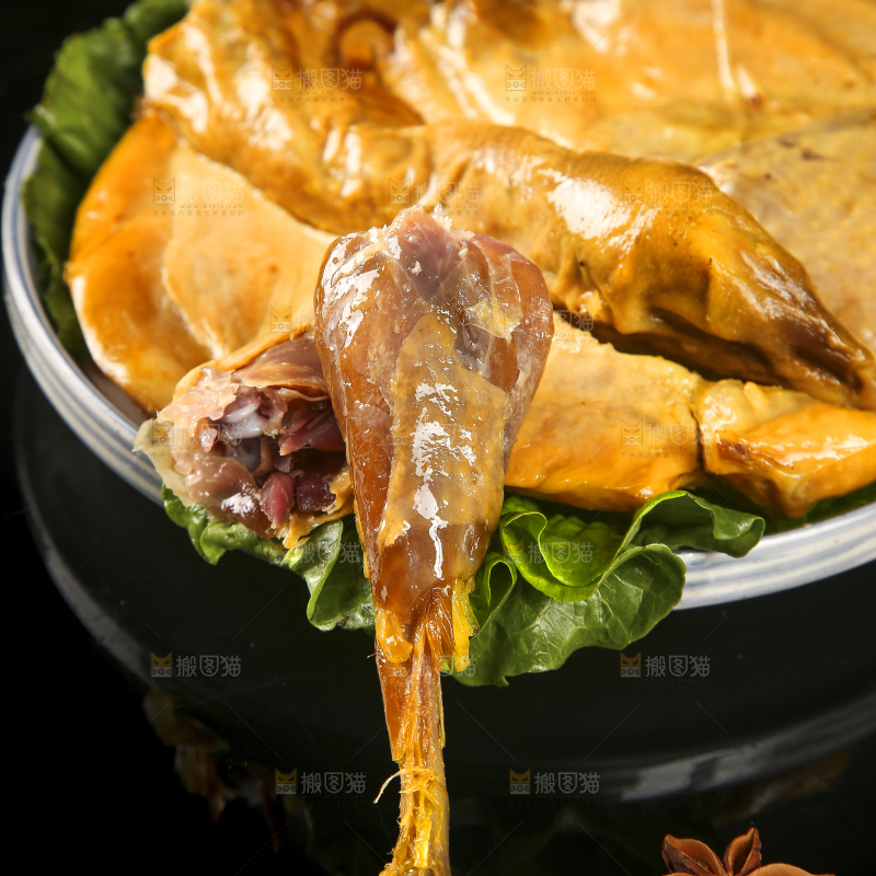 盘子里装着腊鸡