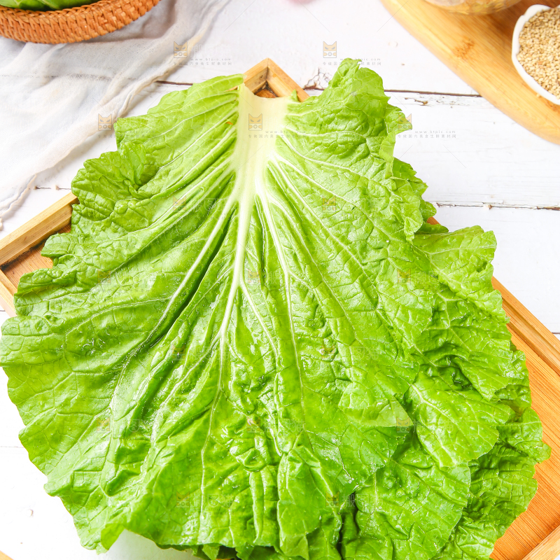 木盘里放着饭包叶