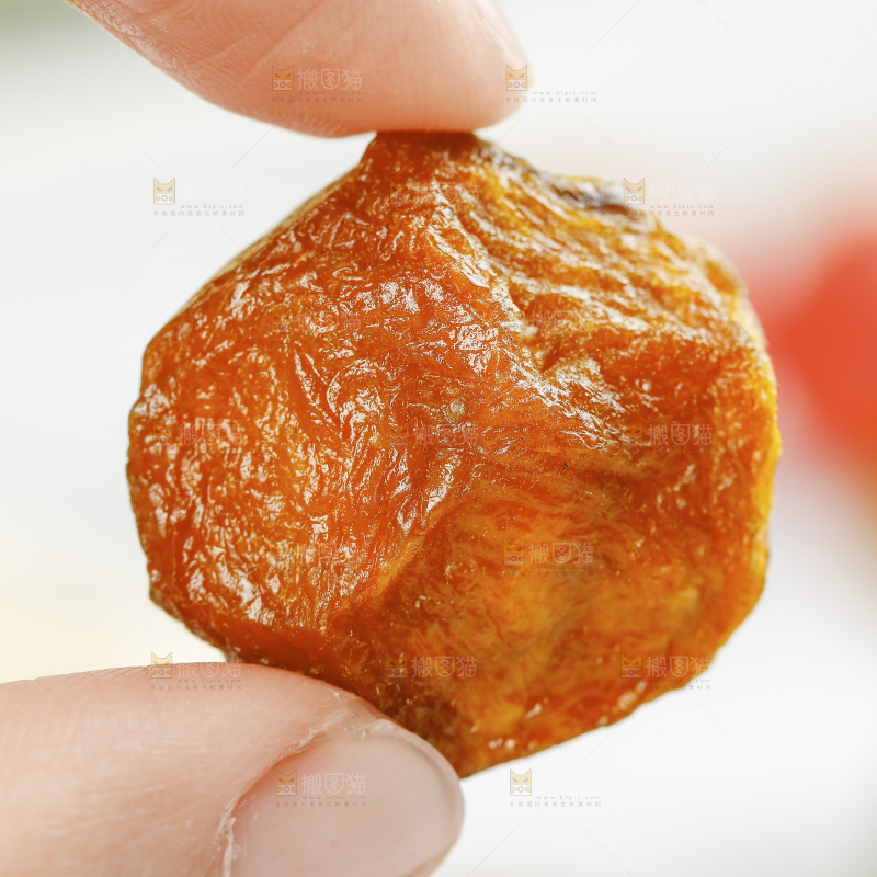 手里拿着新疆吊干杏脯