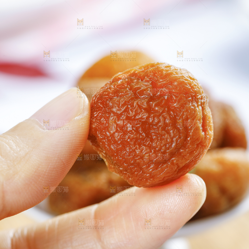 手里拿着吊干杏