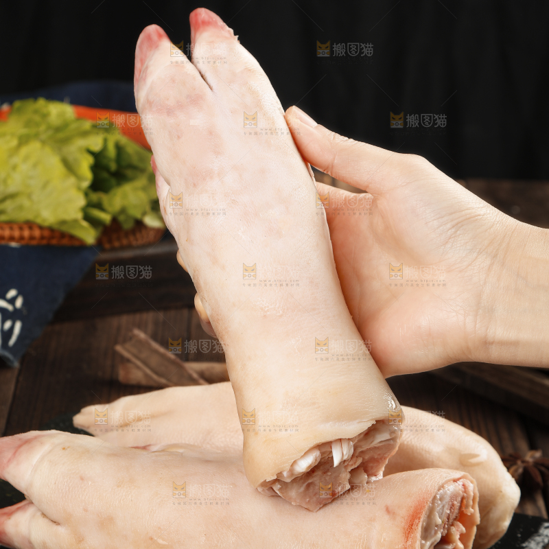手里拿着猪蹄