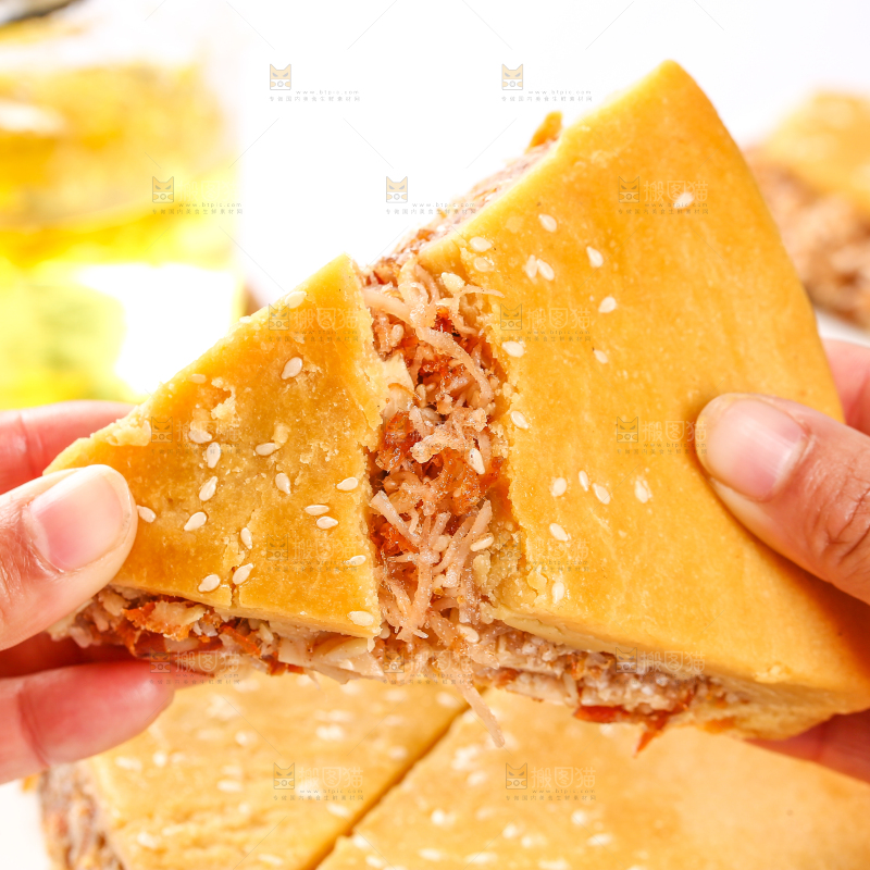 手里拿着五仁椰丝饼