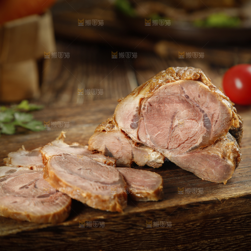木底上放着卤牛肉切片