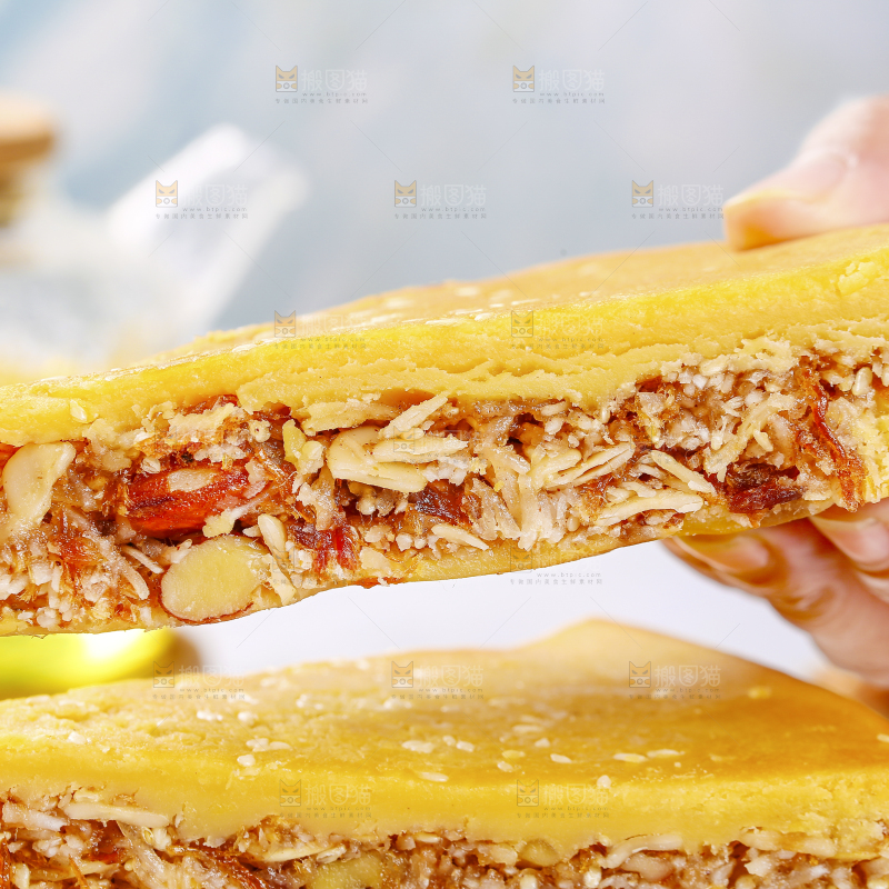 手里拿着五仁椰丝饼
