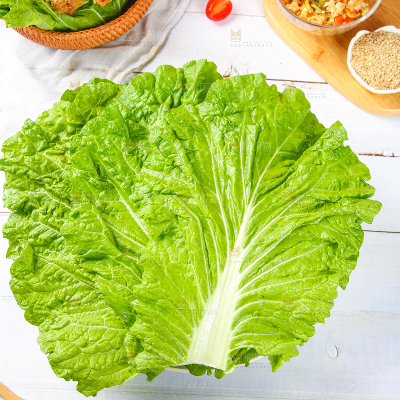 盘子里装着饭包叶