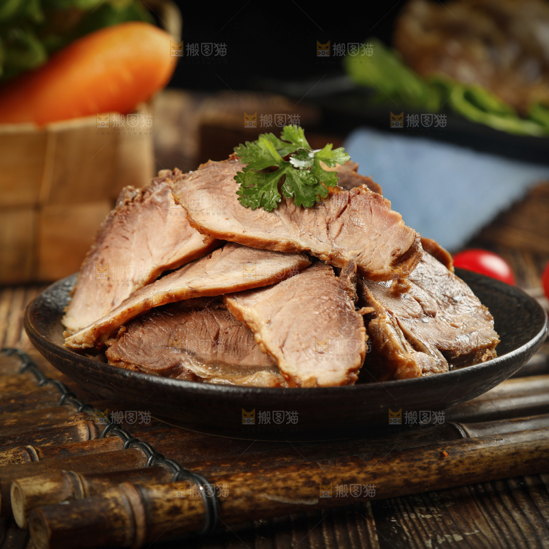 竹底上放着一盘切片的酱牛肉