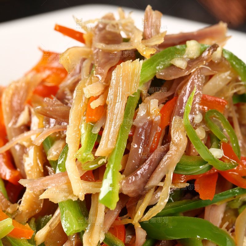 盘子里装着香辣鸡肉丝