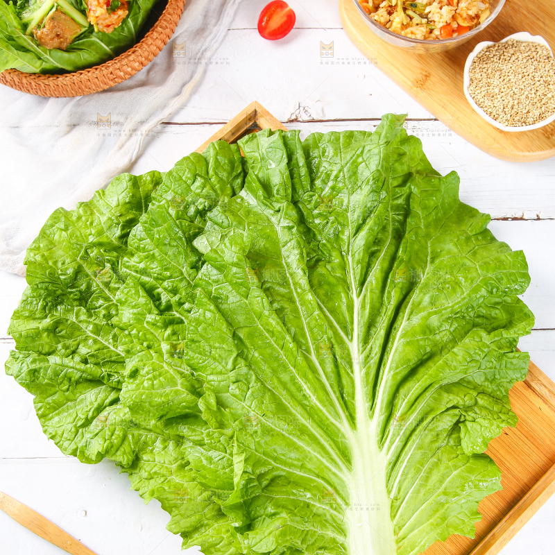 木盘里放着饭包叶