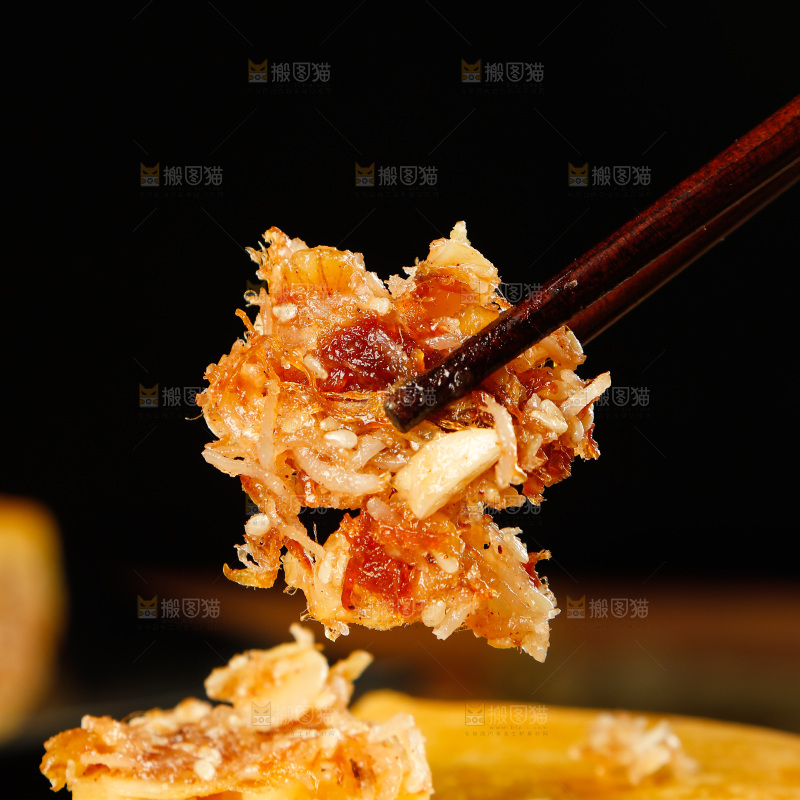 筷子上夹着椰丝饼
