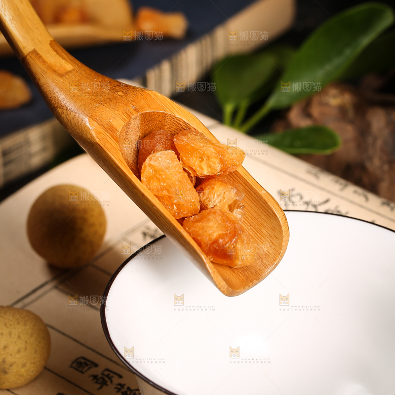 勺子里装着桂圆果肉