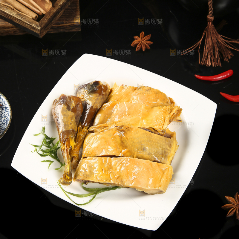 黑底上放着一盘十里风干鸡