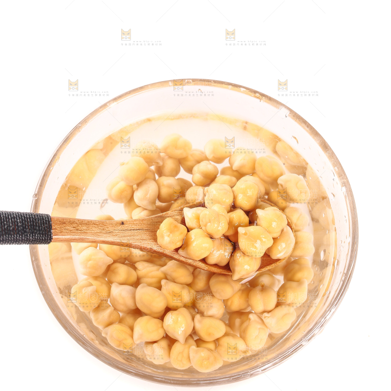 白底上放着鹰嘴豆