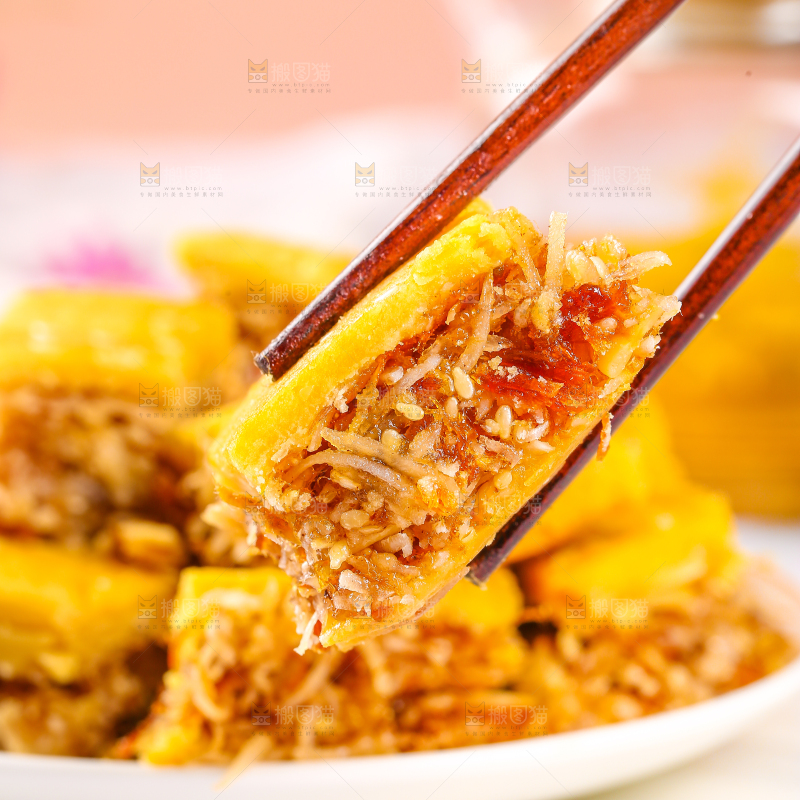 筷子上夹着五仁椰丝饼