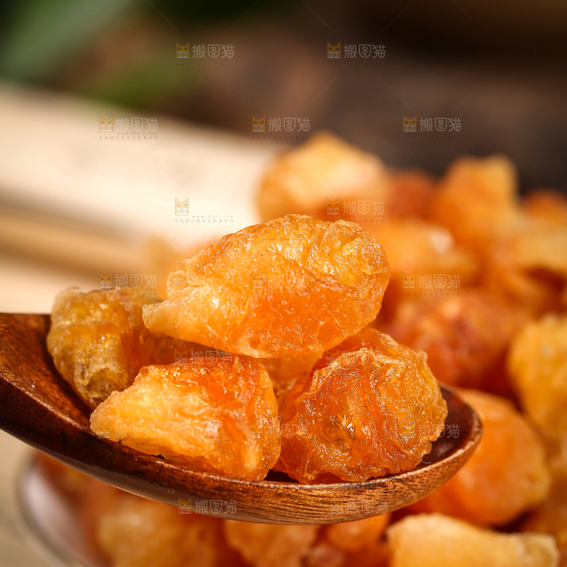 勺子里放着桂圆干