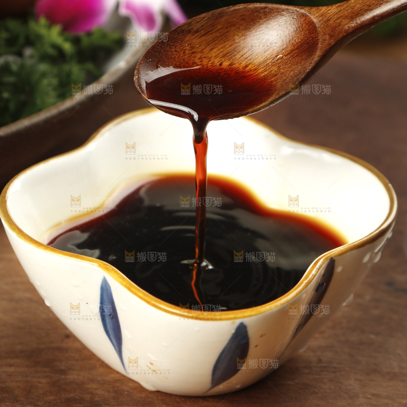 碟子里装着酱油