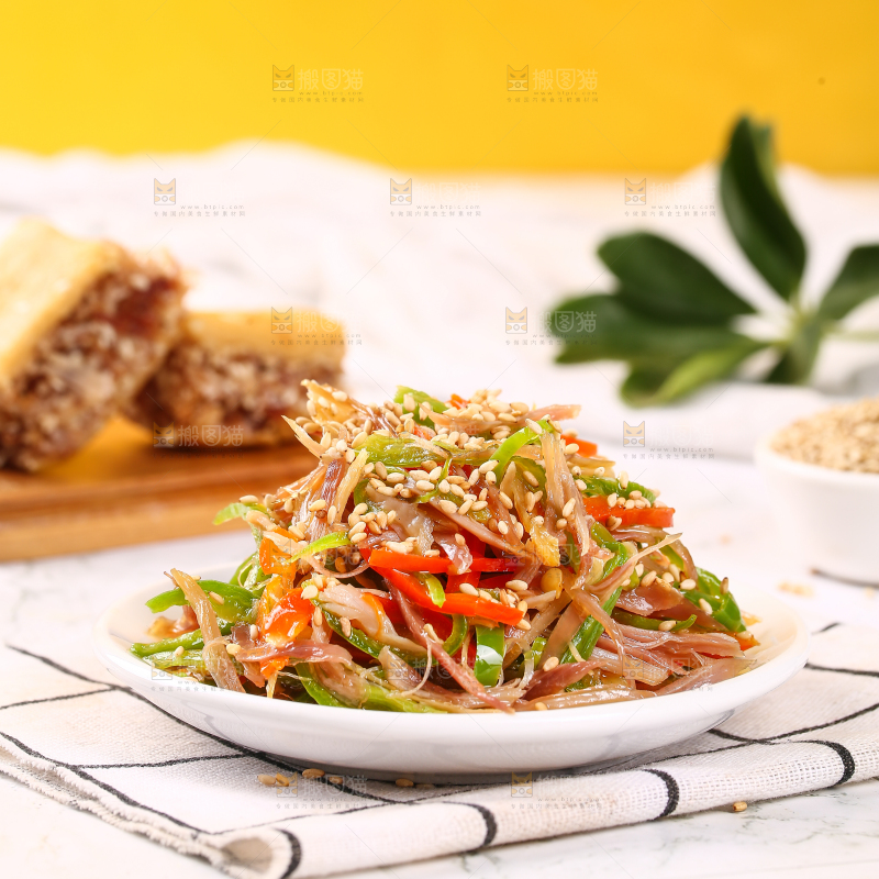 盘子里装着香辣鸡肉丝