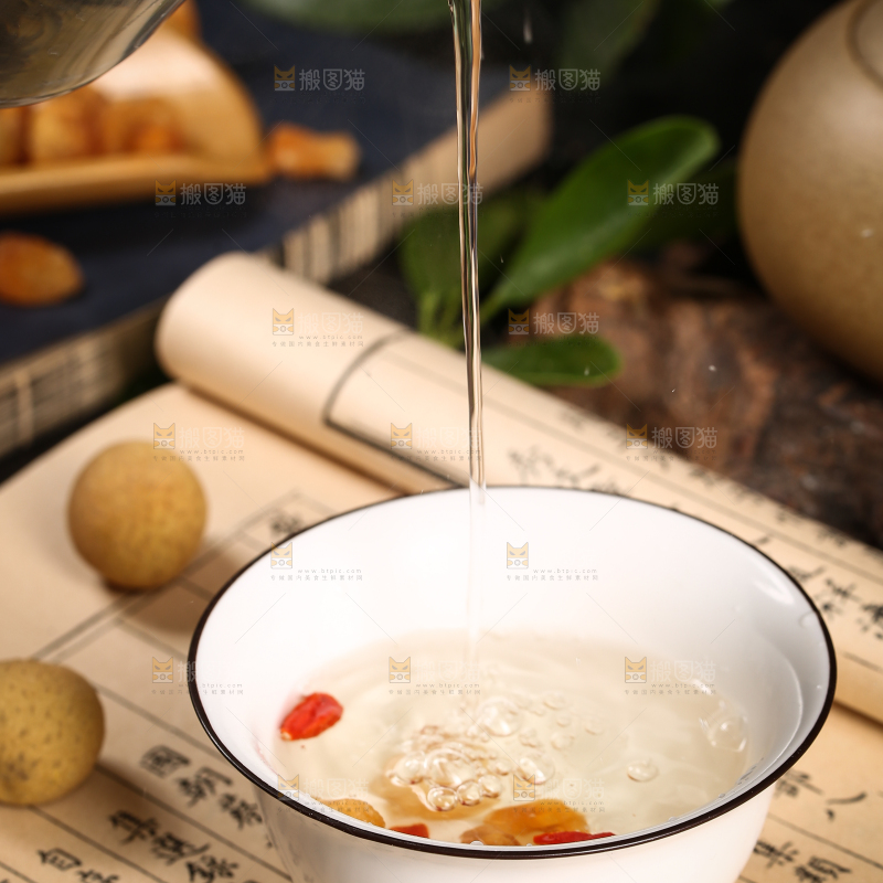 碗里装着桂圆枸杞茶