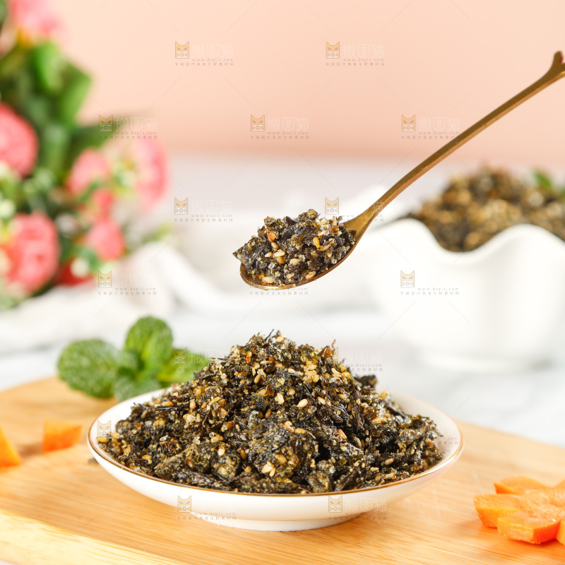 勺子里舀着芝麻海苔碎