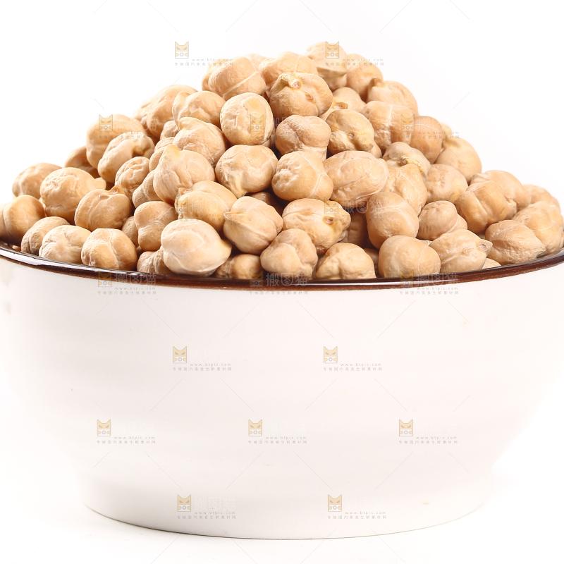 白底上放着一碗鹰嘴豆