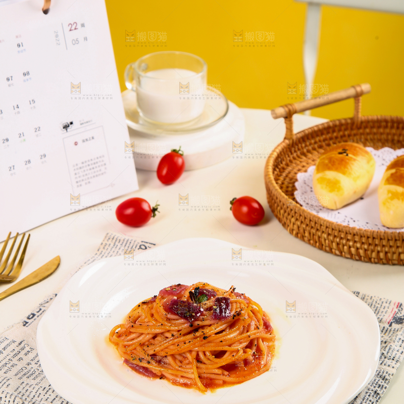 盘子里的黑胡椒意面