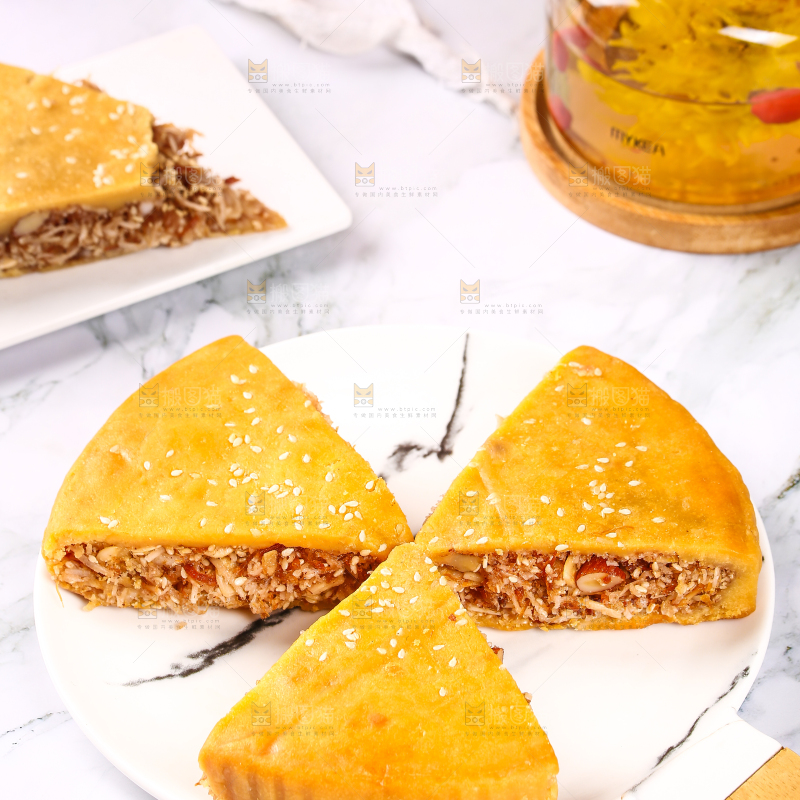 盘子里装着化州拖罗饼切块