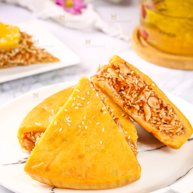 盘子里装着化州拖罗饼切块
