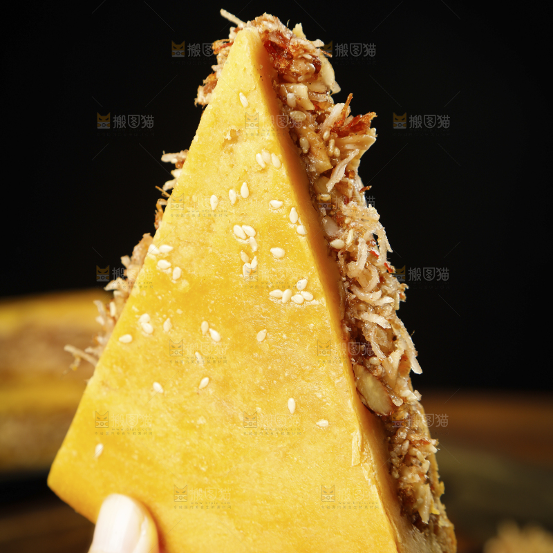 手里拿着五仁椰丝饼
