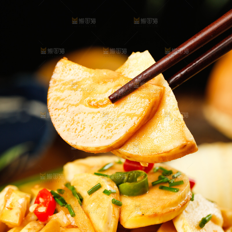 筷子上夹着冬笋烧辣椒