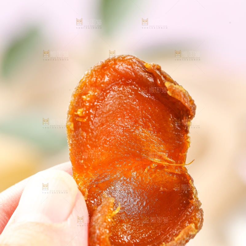 手里拿着新疆吊干杏