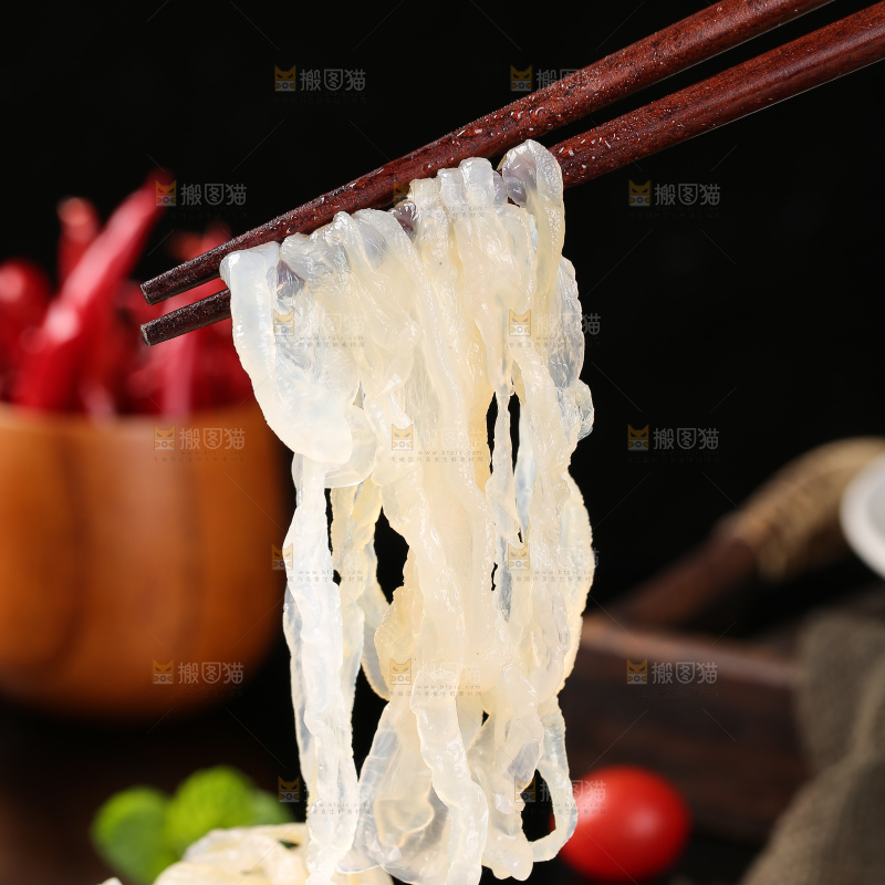 筷子上夹着海蜇皮