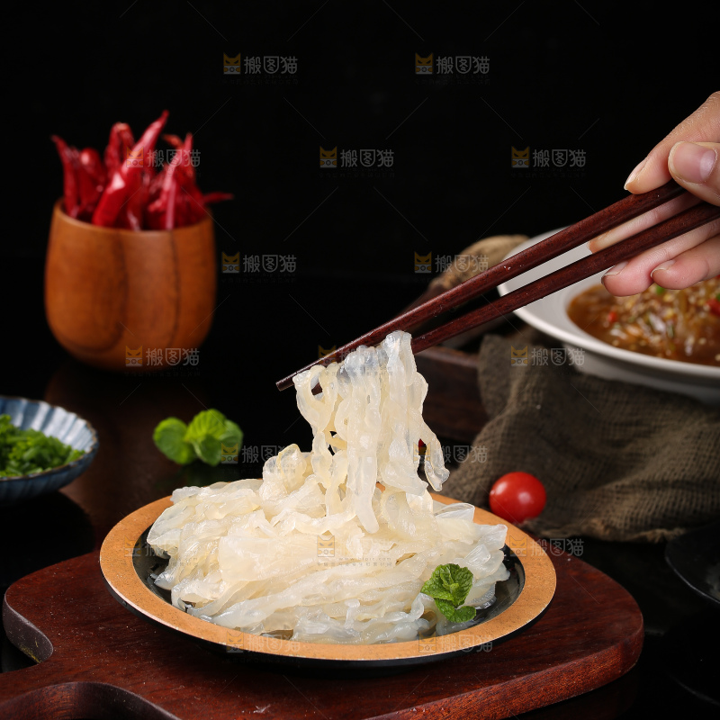筷子上夹着海蜇皮