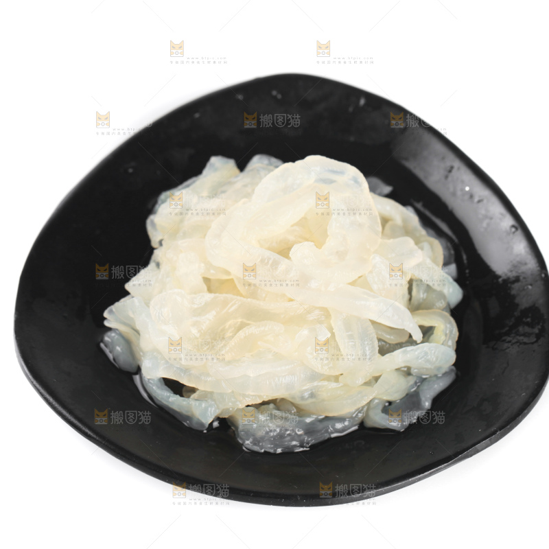 白底上放着一盘海蜇皮