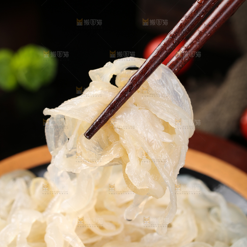 筷子上夹着海蜇皮