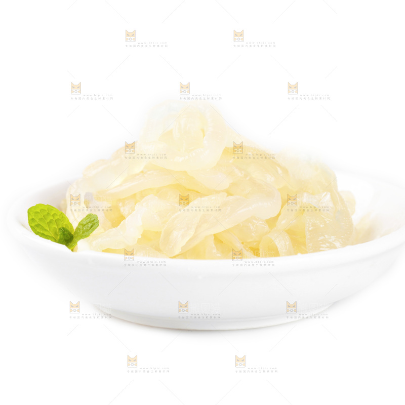 白底上的一盘海蜇皮