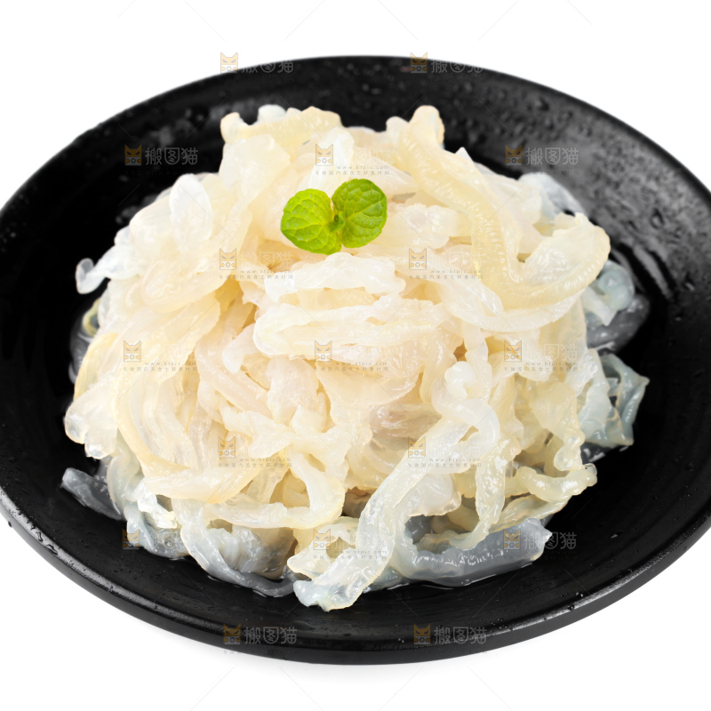 白底上放着一盘海蜇皮