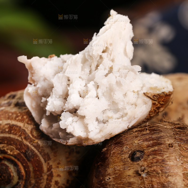 蒸熟的红芽芋头