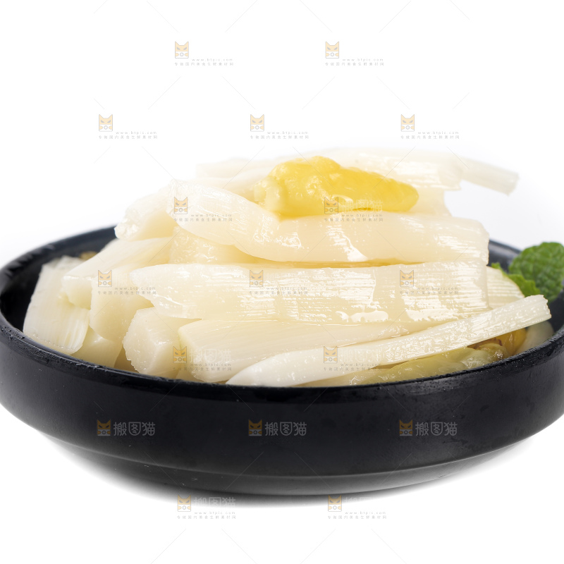 白底上放着一盘山椒脆笋